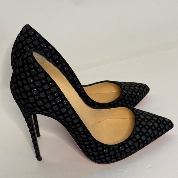 Christian Louboutin Pumps – the ultimate luxury with the iconic red sole! - Picture 3 of 5
